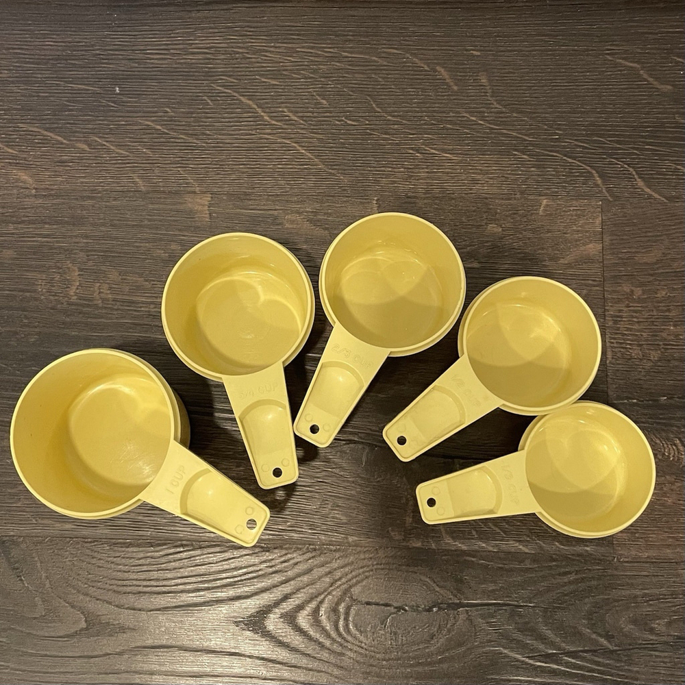 Vintage Tupperware Set of 5 Yellow Measuring Cups - Picture 3 of 8